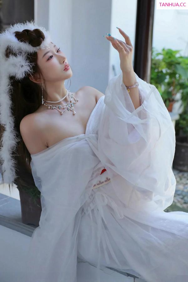   [XiuRen]高清写真图 2025.10.09 No.10843 金允希Yuki 低胸长裙第20张图片